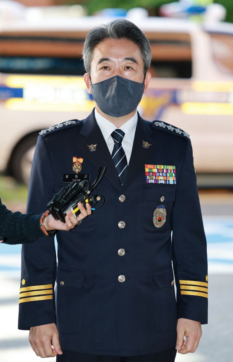 윤희근 경찰청장이 7일 오후 서울 동작경찰서에서 열린 범인 검거자 특진 임용식에 참석하며 취재진의 질문에 답하고 있다. [이미지출처=연합뉴스]