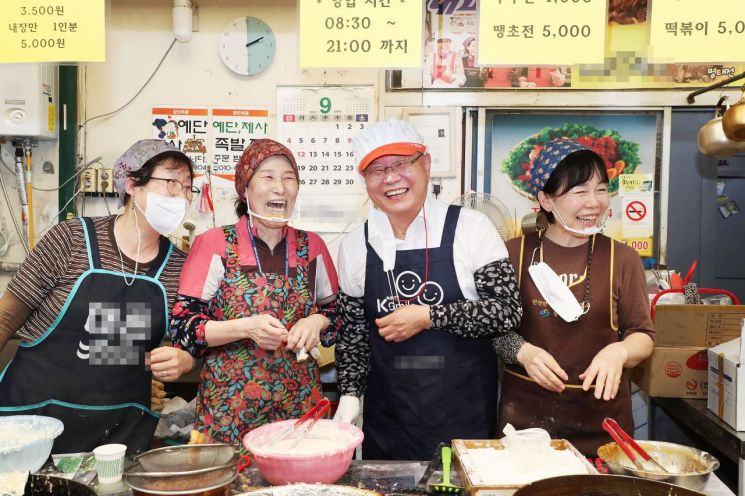 홍남표 경남 창원특례시장이 진해노인종합복지관을 방문해 애로사항을 청취하며 민생 탐방 행보를 이어갔다.