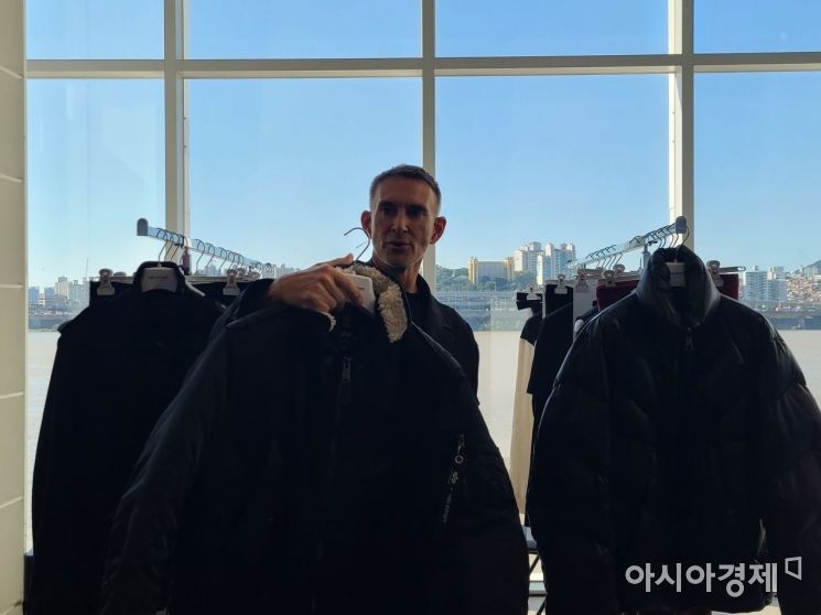 7일 오후 서울 서초구 서울웨이브에서 열린 22FW 프레젠테이션에서 디자이너 닐바렛이 알파 인더스트리와 협업한 제품을 들어보이고 있다./사진=송승윤 기자