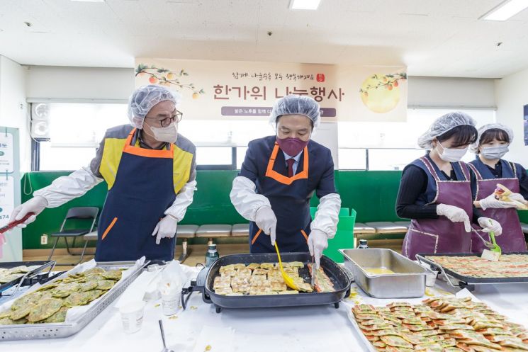 [포토]이기재 양천구청장 ‘추석맞이 복주머니 나눔행사’ 참석