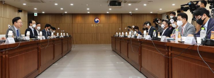 지난달 24일 정부세종청사에서 열린 복지 사각지대 발굴 전문가 간담회. [이미지출처=연합뉴스]