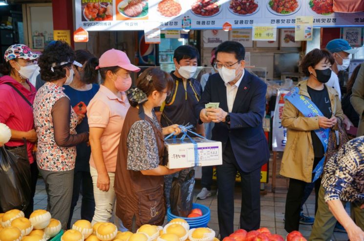 [포토]이기재 양천구청장 ‘추석맞이 복주머니 나눔행사’ 참석