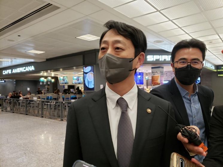 워싱턴DC 도착한 안덕근 통상교섭본부장
(워싱턴=연합뉴스) 안덕근 통상교섭본부장이 이달 5일(현지시간) 미국의 인플레이션 감축법(IRA)에 따른 한국산 전기차 차별 문제 해소를 논의하기 위해 미국 워싱턴DC를 방문, 공항에서 기자들과 인터뷰하고 있다. 2022.9.5 [재판매 및 DB 금지] honeybee@yna.co.kr
(끝)


＜저작권자(c) 연합뉴스, 무단 전재-재배포 금지＞