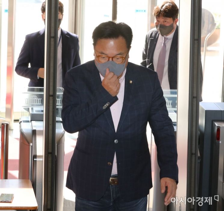 與 돌고 돌아 정진석호... '정진석 비대위'가 넘어야 할 산들