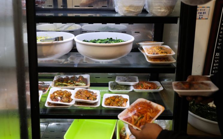 "외식보단 집밥"…10명 중 8명은 반찬 구매 경험