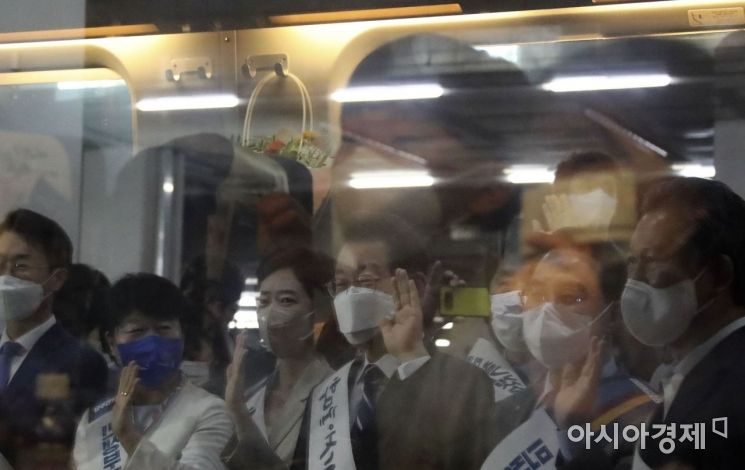 이재명 더불어민주당 대표가 8일 서울 용산역에서 추석 귀성객들에게 귀향 인사를 하고 있다./국회사진기자단