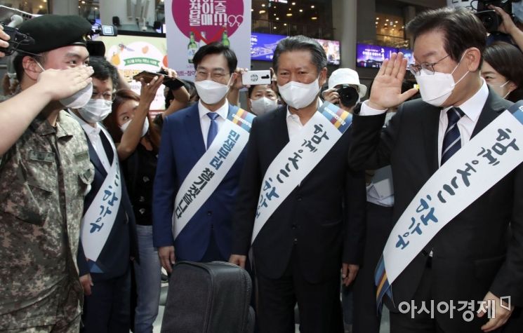 이재명 더불어민주당 대표가 8일 서울 용산역에서 추석 귀성객들에게 귀향 인사를 하고 있다./국회사진기자단