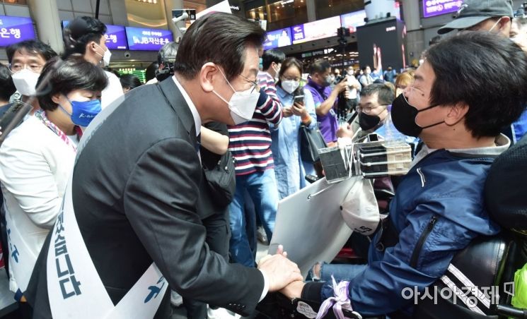 이재명 더불어민주당 대표가 8일 서울 용산역에서 전국장애인차별철폐연대 관계자들과 인사를 나누고 있다./국회사진기자단