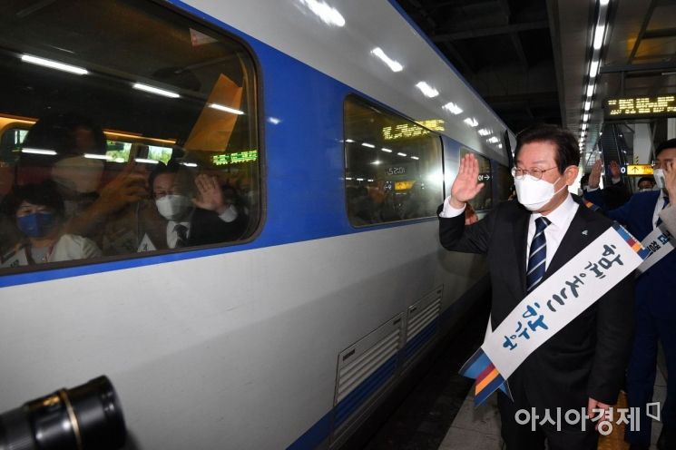 이재명 더불어민주당 대표가 8일 서울 용산역에서 추석 귀성객들에게 귀향 인사를 하고 있다./국회사진기자단