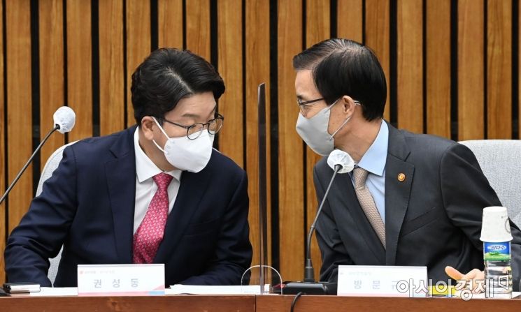 권성동 국민의힘 원내대표가 8일 국회에서 열린 태풍 '힌남노' 피해 대책 점검 당정 협의회에 참석, 회의 시작에 앞서 방문규 국무조정실장과 이야기를 나누고 있다./윤동주 기자 doso7@