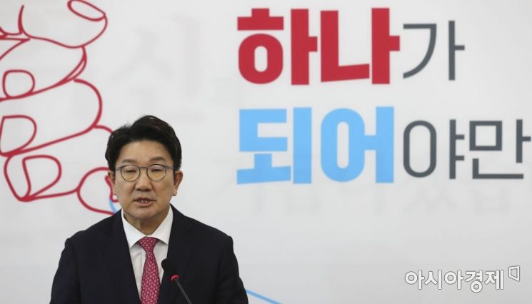 권성동 국민의힘 원내대표가 8일 국회에서 원내대표직 사퇴를 밝히는 기자회견을 하고 있다./윤동주 기자 doso7@