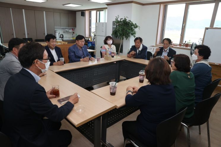 경남 고성군이 명절 추석을 맞아 사회복지시설을 방문해 훈훈한 정을 함께 나눴다.