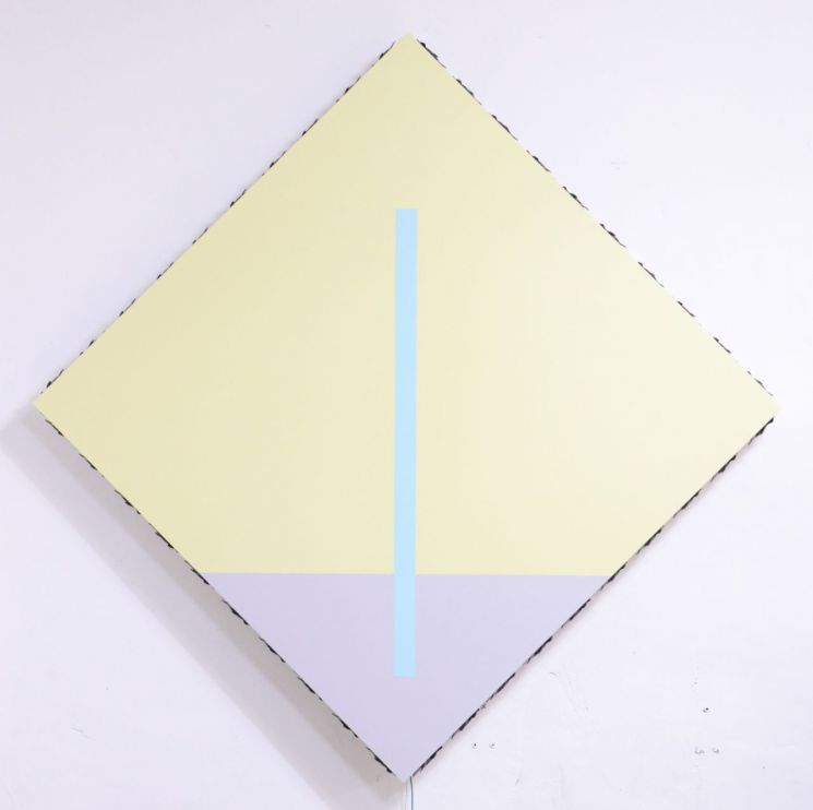Flat sculpture. 2, 91 × 91 × 10cm, Wood, Fan, Acrylic color, Mixed media, 2022. 사진제공 = 스펙트럼갤러리