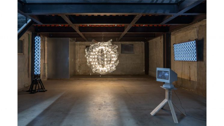 Deformed Perception New Form. 1, 160 × 160 × 160cm, Aluminum Frame, Led light, Screw, Pvc, Mixed media, 가변설치, 2021. 사진제공 = 스펙트럼갤러리