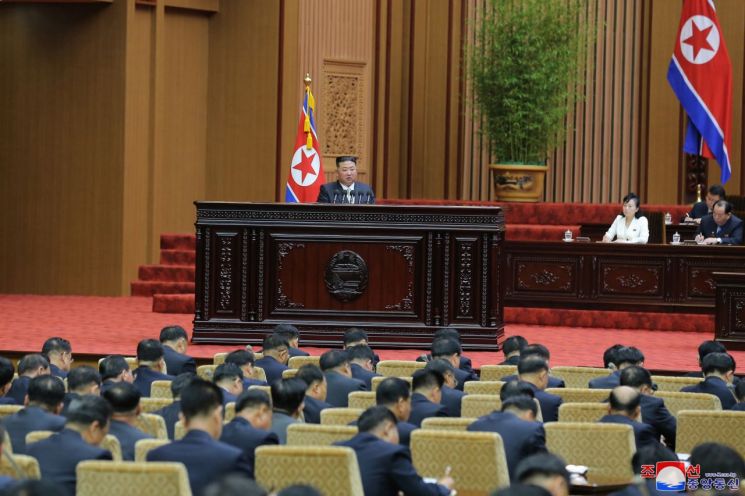 김정은 "美가 노리는 건 정권 붕괴"…北, 핵무기 전력 법제화