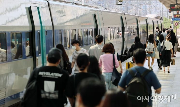 On the first day of the Chuseok holiday, the 9th, travelers are boarding trains heading to their hometowns at Seoul Station. Photo by Dongju Yoon doso7@