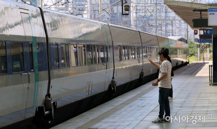 On the first day of the Chuseok holiday, a citizen at Seoul Station is bidding a regretful farewell, unable to go to their hometown together. Photo by Yoon Dong-joo doso7@