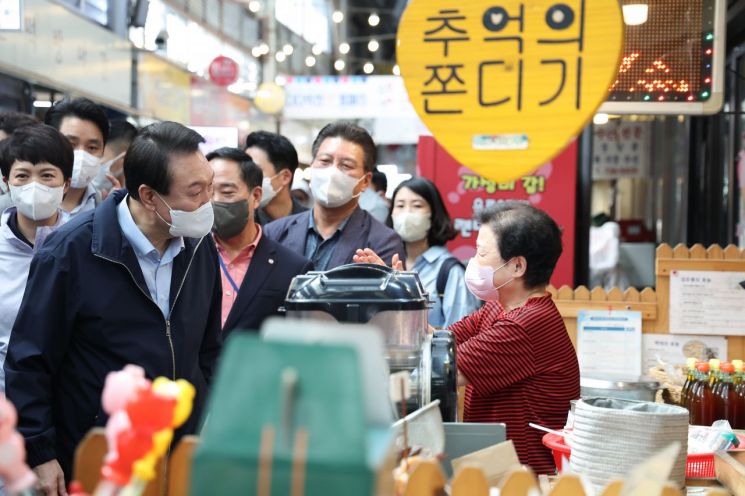 추석 맞아 통인시장 찾은 尹대통령 “민생 책임질 테니 명절 편히 쇠시라”