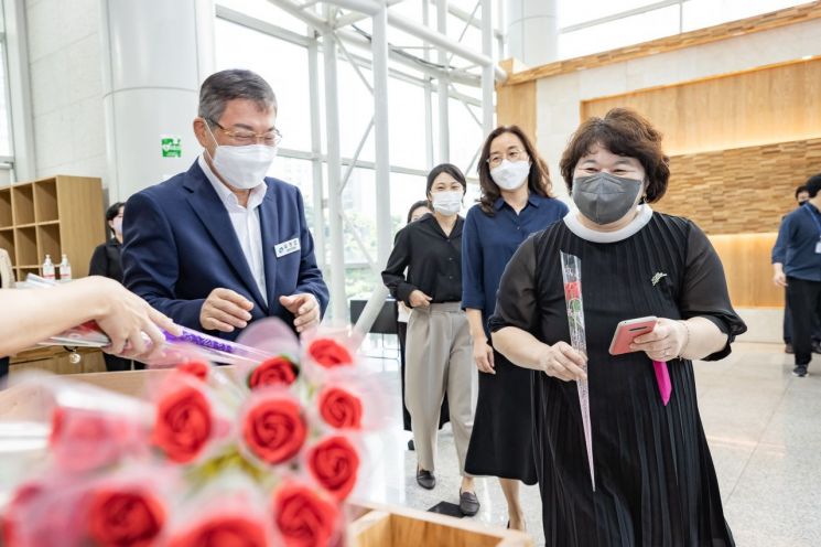 김경호 광진구청장이 직원들에게 장미꽃을 선물하고 있다.