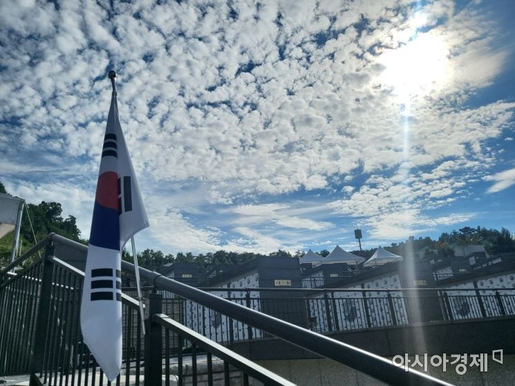 “아빠 다시 올게요”…추석 연휴 국립묘지 가보니