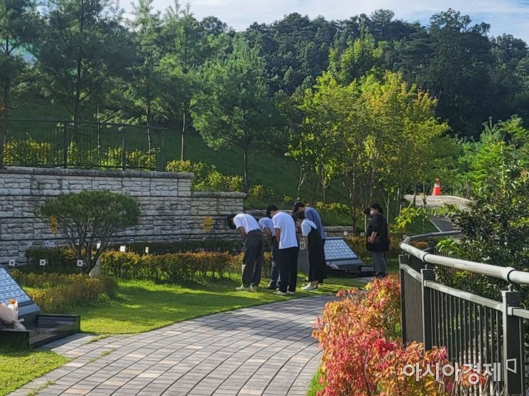 “아빠 다시 올게요”…추석 연휴 국립묘지 가보니