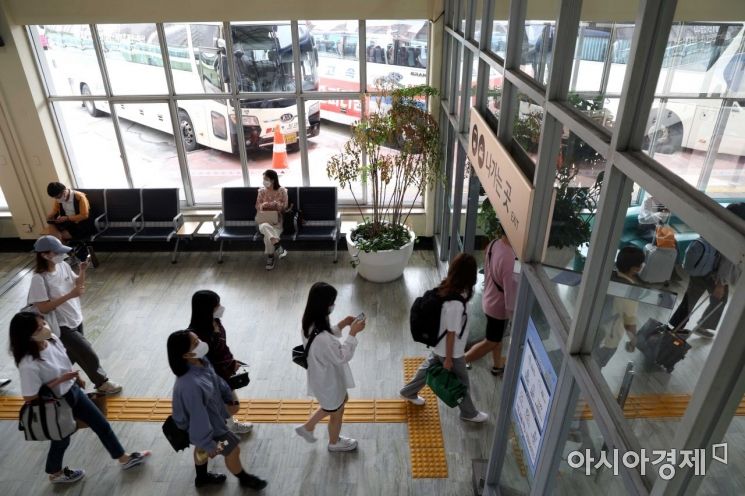 추석 연휴 마지막 날인 12일 서울 서초구 고속버스터미널에서 귀경객들이 집으로 향하고 있다. /문호남 기자 munonam@