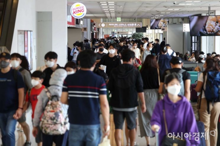 추석 연휴 마지막 날인 12일 서울 서초구 고속버스터미널에서 귀경객들이 집으로 향하고 있다. /문호남 기자 munonam@