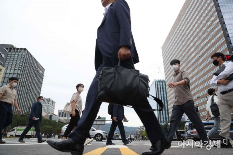 직장인 4명 중 3명이 직장 내에서 갑질이나 괴롭힘을 당해도 신고하지 않고 참는다는 조사 결과가 나왔다. 사진은 지난 9월13일 서울 광화문 사거리에서 발걸음을 재촉하고 있는 직장인들의 모습으로, 기사 내용 중 특정한 표현과 관련 없음. 사진=문호남 기자 munonam@