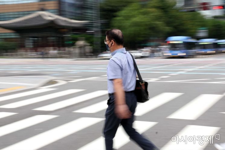 추석 연휴가 끝나고 첫 출근일인 13일 서울 광화문 사거리에서 직장인들이 발걸음을 재촉하고 있다. /문호남 기자 munonam@