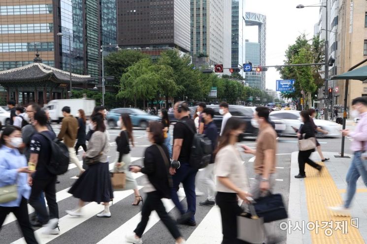 추석 연휴가 끝나고 첫 출근일인 13일 서울 광화문 사거리에서 직장인들이 발걸음을 재촉하고 있다. /문호남 기자 munonam@