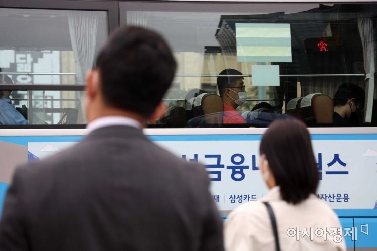 추석 연휴가 끝나고 첫 출근일인 13일 서울 광화문 사거리에서 직장인들이 발걸음을 재촉하고 있다. /문호남 기자 munonam@