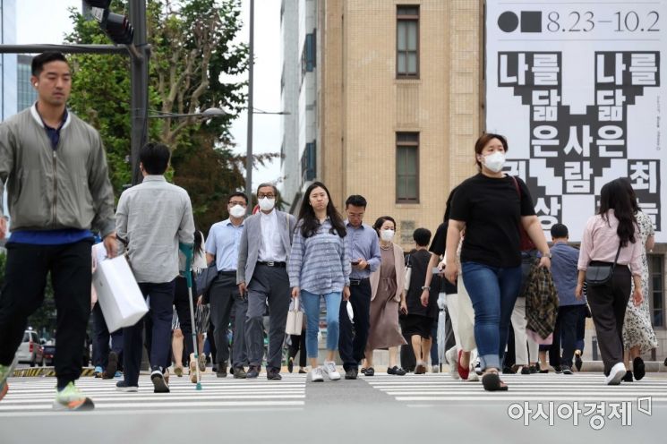 추석 연휴가 끝나고 첫 출근일인 13일 서울 광화문 사거리에서 직장인들이 발걸음을 재촉하고 있다. /문호남 기자 munonam@