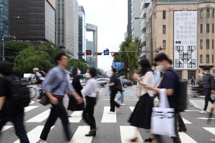 추석 연휴가 끝나고 첫 출근일인 13일 서울 광화문 사거리에서 직장인들이 발걸음을 재촉하고 있다. /문호남 기자 munonam@