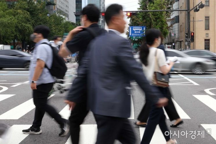 추석 연휴가 끝나고 첫 출근일인 13일 서울 광화문 사거리에서 직장인들이 발걸음을 재촉하고 있다. /문호남 기자 munonam@