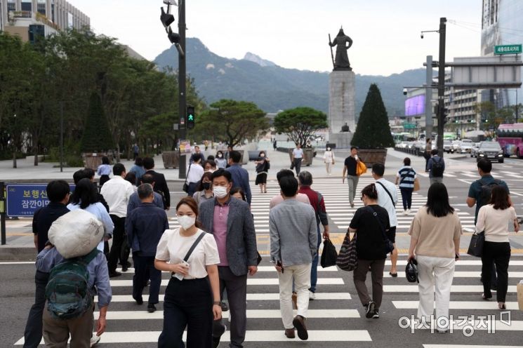추석 연휴가 끝나고 첫 출근일인 13일 서울 광화문 사거리에서 직장인들이 발걸음을 재촉하고 있다. /문호남 기자 munonam@