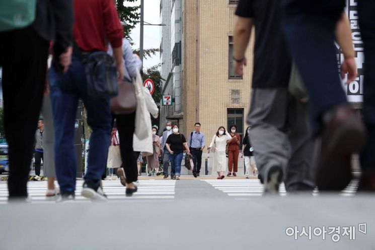 추석 연휴가 끝나고 첫 출근일인 13일 서울 광화문 사거리에서 직장인들이 발걸음을 재촉하고 있다. /문호남 기자 munonam@