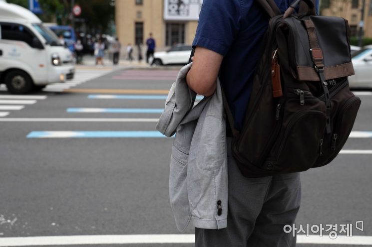 추석 연휴가 끝나고 첫 출근일인 13일 서울 광화문 사거리에서 직장인들이 발걸음을 재촉하고 있다. /문호남 기자 munonam@