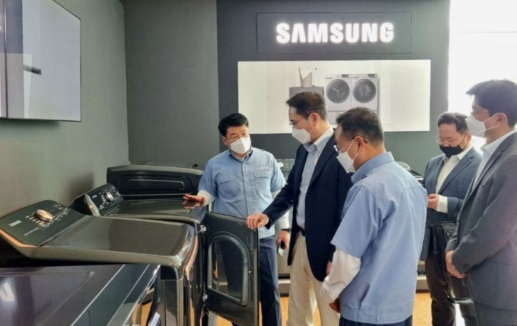 Samsung Electronics Vice Chairman Lee Jae-yong is seen visiting the home appliance factory in Queretaro, Mexico, on the 9th (local time) to inspect the products being manufactured. (Photo by Samsung Electronics)