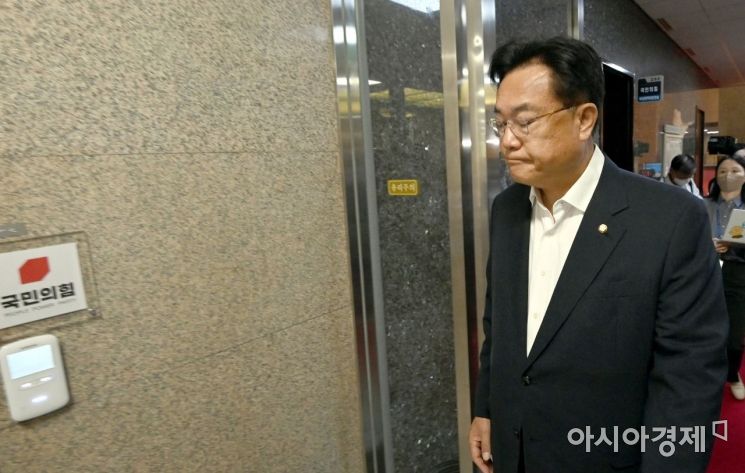 정진석 국민의힘 비상대책위원장이 13일 심각한 표정으로 국회로 출근하고 있다./윤동주 기자 doso7@