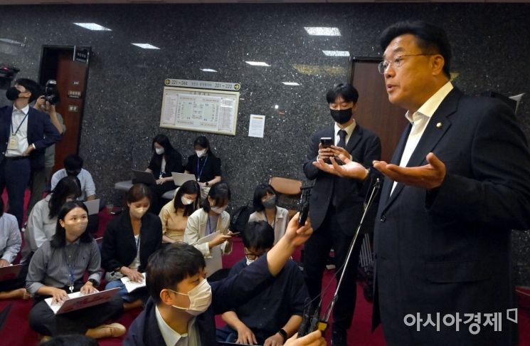 정진석 국민의힘 비상대책위원장이 13일 국회로 출근하면서 취재진 질문에 답변하고 있다./윤동주 기자 doso7@