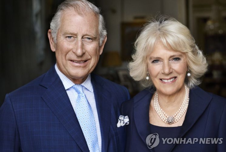 35년이 지난 뒤에야 합법적인 부부가 됐지만 커밀라는 다이애나비가 사용했던 왕세자비 칭호를 받지 못했다. '불륜 커플'이라는 오명을 쓴 이들을 향한 국민의 반발을 의식한 왕실의 처사였다. 사진=AP 연합뉴스