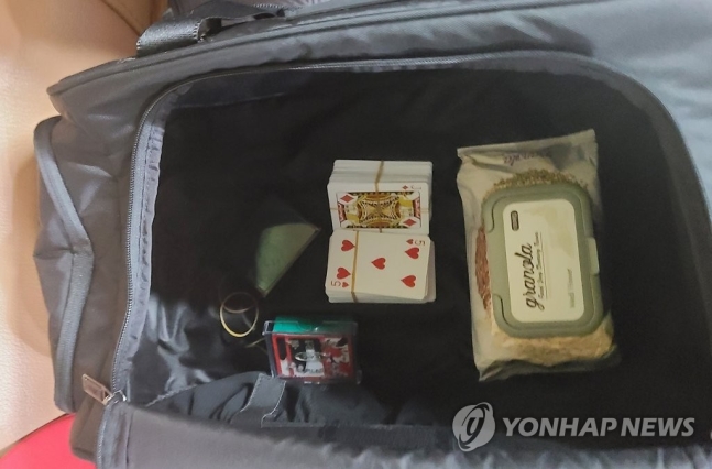 범행 전반에는 '총책'과 '선수', 범행대상을 섭외하는 '모집책, 커피를 건네주는 '마담' 등이 포진해 있었다. 피의자들은 사기도박을 위해 미리 제작한 카드와 화투패를 사용했다. 사진=연합뉴스