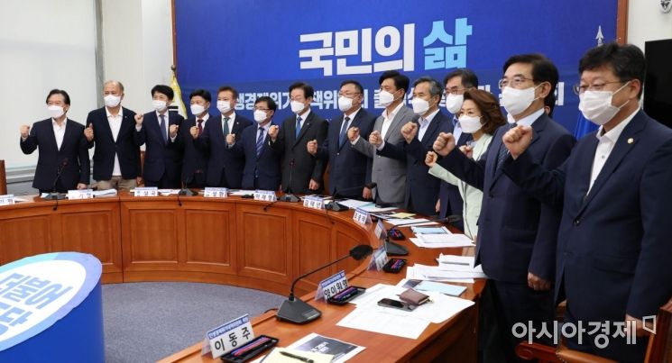 13일 국회에서 열린 더불어민주당 민생경제위기대책위원회 출범식 및 기자간담회에 참석한 이재명 대표와 김태년 위원장 등 주요 참석자들이 기념촬영을 하고 있다./윤동주 기자 doso7@