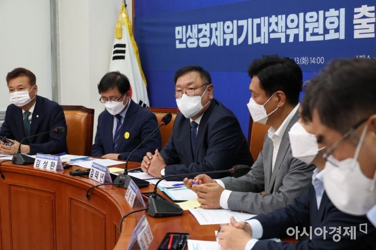 김태년 더불어민주당 민생경제위기대책위원회 위원장이 13일 국회에서 열린 민생경제위기대책위원회 출범식 및 기자간담회에 참석, 모두발언을 하고 있다./윤동주 기자 doso7@