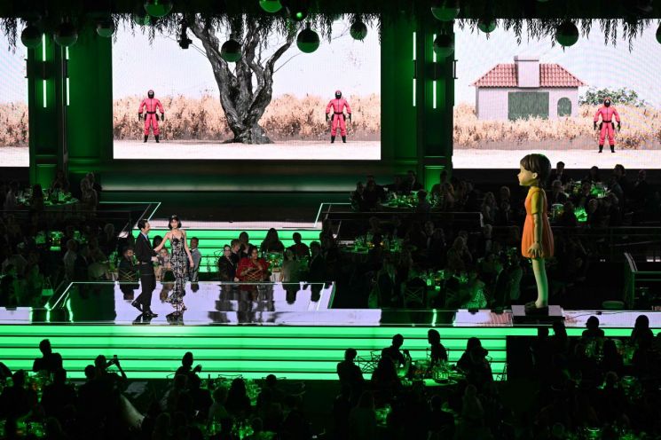 [포토]새 역사 쓴 '오징어 게임' 美 에미상 6관왕