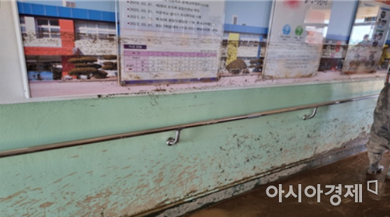 포항 남성초등학교는 태풍 힌남노가 지나가면서 학교 건물 1층이 완전히 침수됐다.