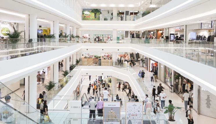 지난 9월 서울 시내 백화점에서 시민들이 쇼핑하고 있는 모습. 사진=연합뉴스