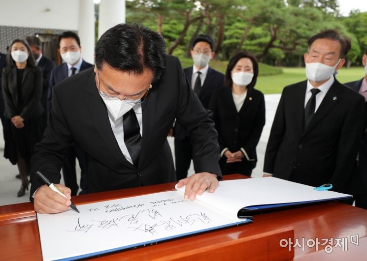정진석 국민의힘 비상대책위원장이 14일 서울 동작구 서울현충원을 찾아 참배 후 방명록을 남기고 있다./윤동주 기자 doso7@