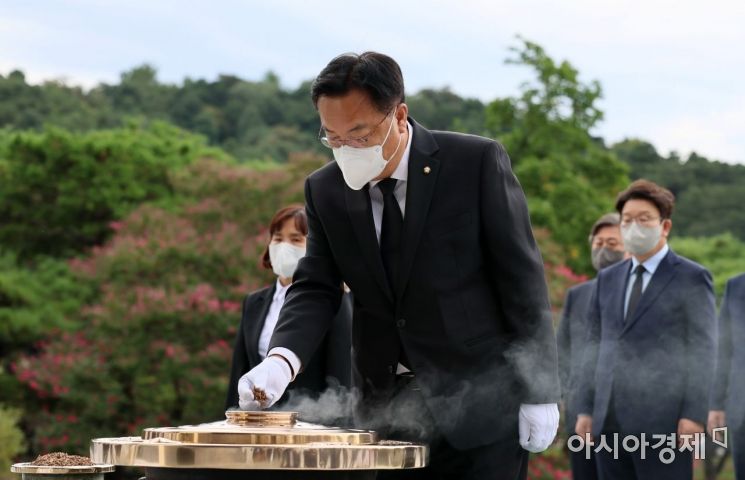 정진석 국민의힘 비상대책위원장이 14일 서울 동작구 서울현충원을 찾아 참배하고 있다./윤동주 기자 doso7@