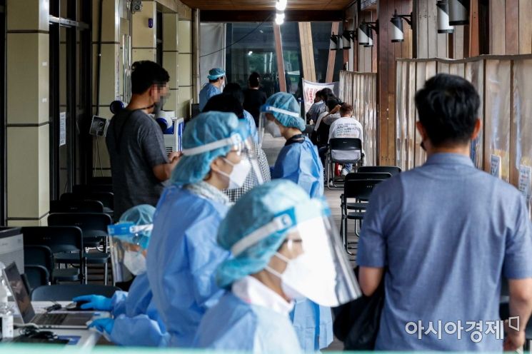 코로나19 신규 확진자가 93,981명 발생한 지난 9월14일 서울 송파구보건소에 마련된 선별검사소를 찾은 시민들이 검사를 받기 위해 대기하고 있다./강진형 기자aymsdream@